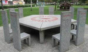 2015_09_09 Wien (A): Sigmund-Freud-Park, mit PaN-Tisch