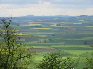 2016_05_19 Landkreis Marburg-Biedenkopf: Blick von Amöneburg zum Frauenberg (rechts)