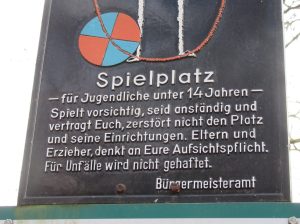 2015_12_13 Wiesloch, Spielplatz: Seid anständig und vertragt Euch
