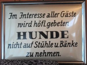 2015_12_29 Olching, Hunde nicht auf Stühle u. Bänke