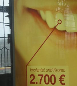 2016_03-06 Hamburg-Dammtor, Implantat-Werbung