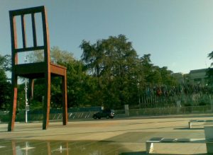 2012_05_17 Genf (CH), Broken Chair-Skulptur, für Landminen-Verbot