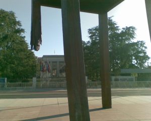 2012_05_17 Genf (CH), Broken Chair-Skulptur, für Landminen-Verbot