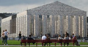 2017_08_25-26 Kassel, Dokumenta 14, Marta Minujín: Parthenon of books