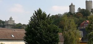 Rudelsburg (li) und Burg Saaleck