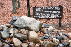 1988_11_17 AK 08 Thoreau's cairn, Walden Pond, bei Concord (MA)