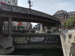 2019_07_20 HH Nikolai-Quartier: BID-Station 09 Hochbahn-Viadukt, Altenwallbrücke, Mönkedammfleet