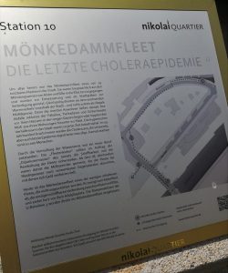 2019_07_20 HH Nikolai-Quartier: BID-Station 11 Adolphsplatz mit Handelskammer 10 Mönkedammfleet / Die letzte Cholera-Epidemie