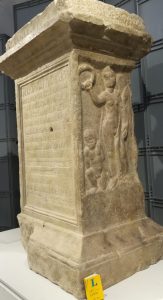 2019_08_18 Augsburg, Siegesaltar Viktoria, 11.9.260, mit angeketteter Lesehilfe Latein