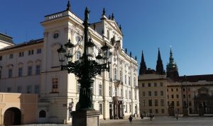 2019_09_04 Prag (CZ), Hradschin-Platz, Erzbischöfliches Palais