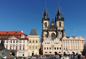 2019_09_04 Prag (CZ), Altstädter Ring mit Palais Goltz-Kinsky (li) & Teynkirche