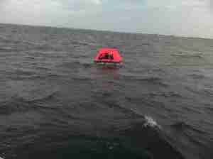 2007_04_28-05_01 Vor Heiligenhafen: Skippertraining - Rettungsinsel