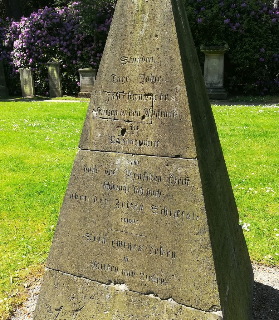 2021_06_05 Ohlsdorf, Pyramidenstein der Gold- und Silberarbeiter