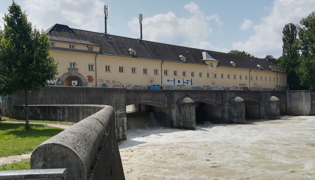 2021_07_20 München: Isar-Wehranlage Oberföhring, Talseite