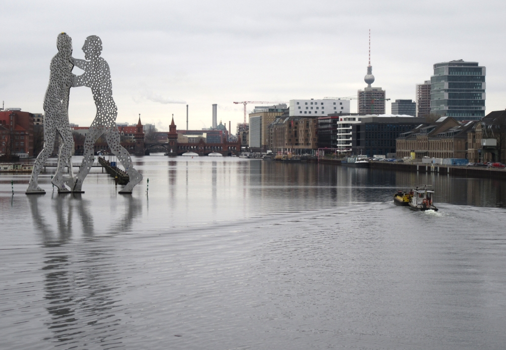 2022_03_04 Berlin, Molecule Man, von Elsenbrücke aus