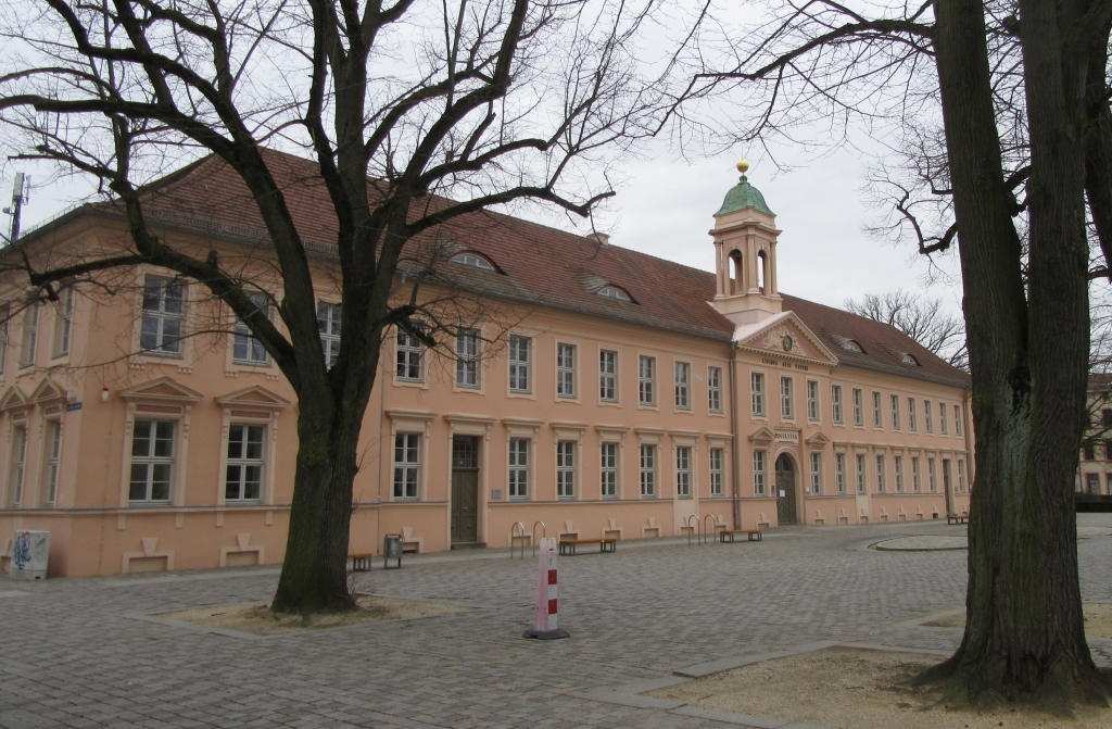 2022_03_06 Neuruppin, Schulplatz mit Altem Gymnasium