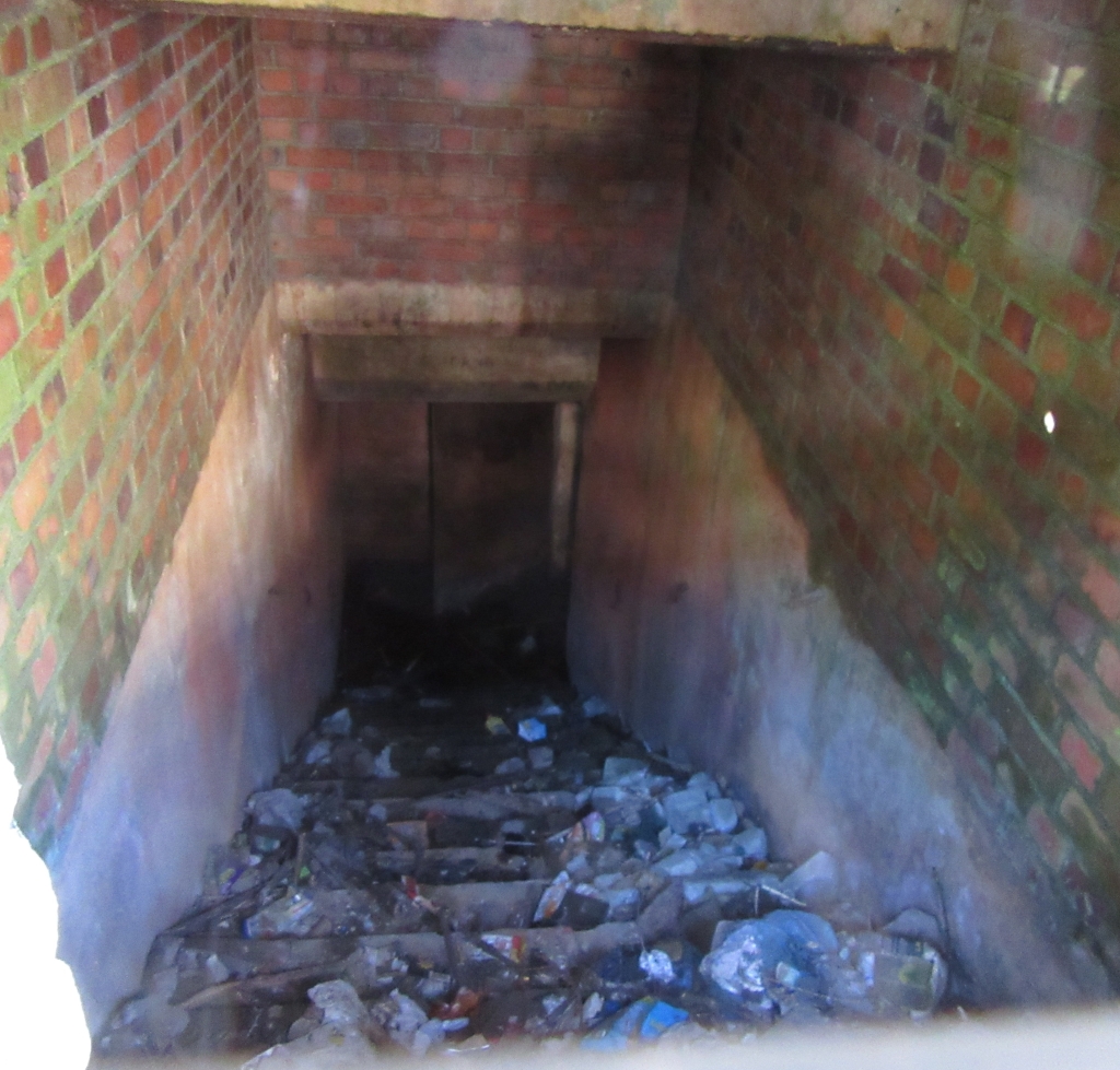 2022_04_10 Dulsberg, Probsteier Str., Bunkereingang