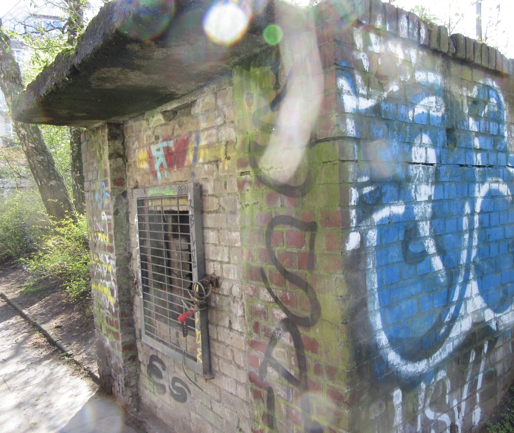 2022_04_10 Dulsberg, Probsteier Str., Bunkereingang