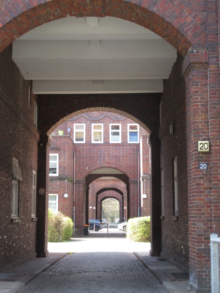 2022_04_10 Dulsberg, Elsässer Str.20 Höfe