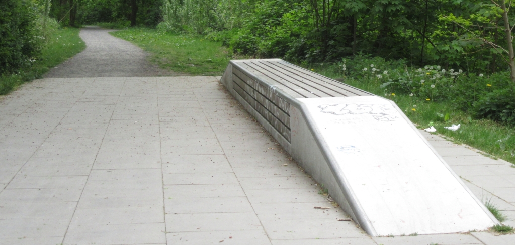 2022_05_07 0671a Rampenförmige Sitzbank