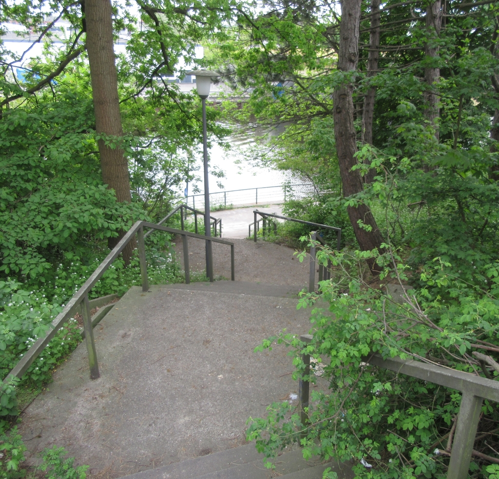 2022_05_07 0695a Schiffbek Abstieg zur Bille