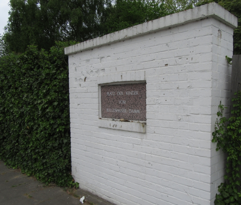 2022_05_07 0703a Tafel Kinder vom Bullenhuser Damm
