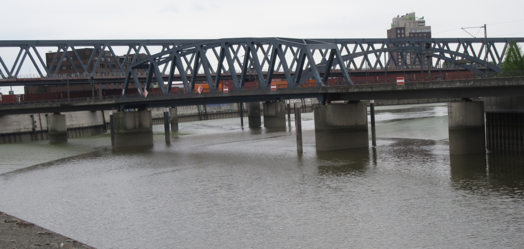 2022_05_07 0713a Oberhafenkanal nach SO