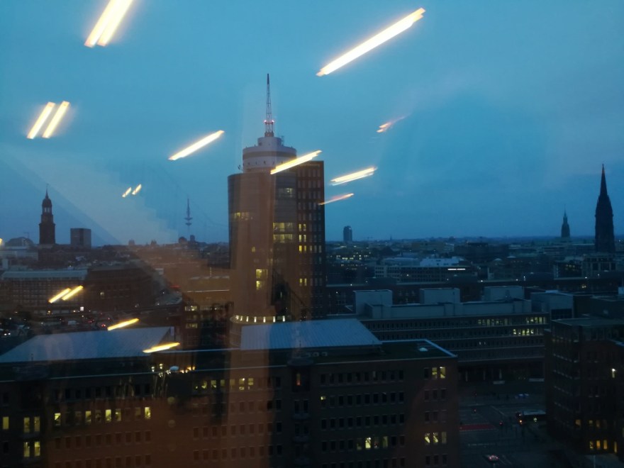 2023_03_29 194612a Aus der Elphi stadtwärts