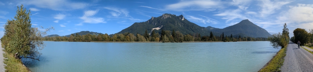 PXL_20231003_115152260a.PANO Der Inn mit Heuberg und Krenzhorn